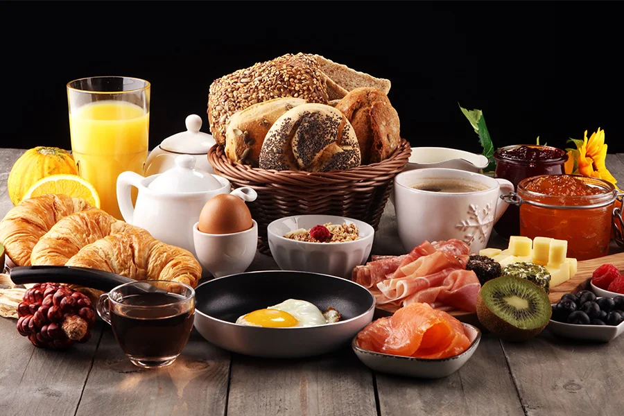 Frühstück mit Gebäck und Kaffee