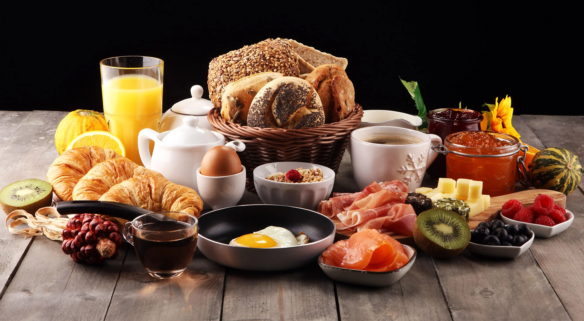 Frühstück mit Kaffee, Gebäck und frischen Früchten